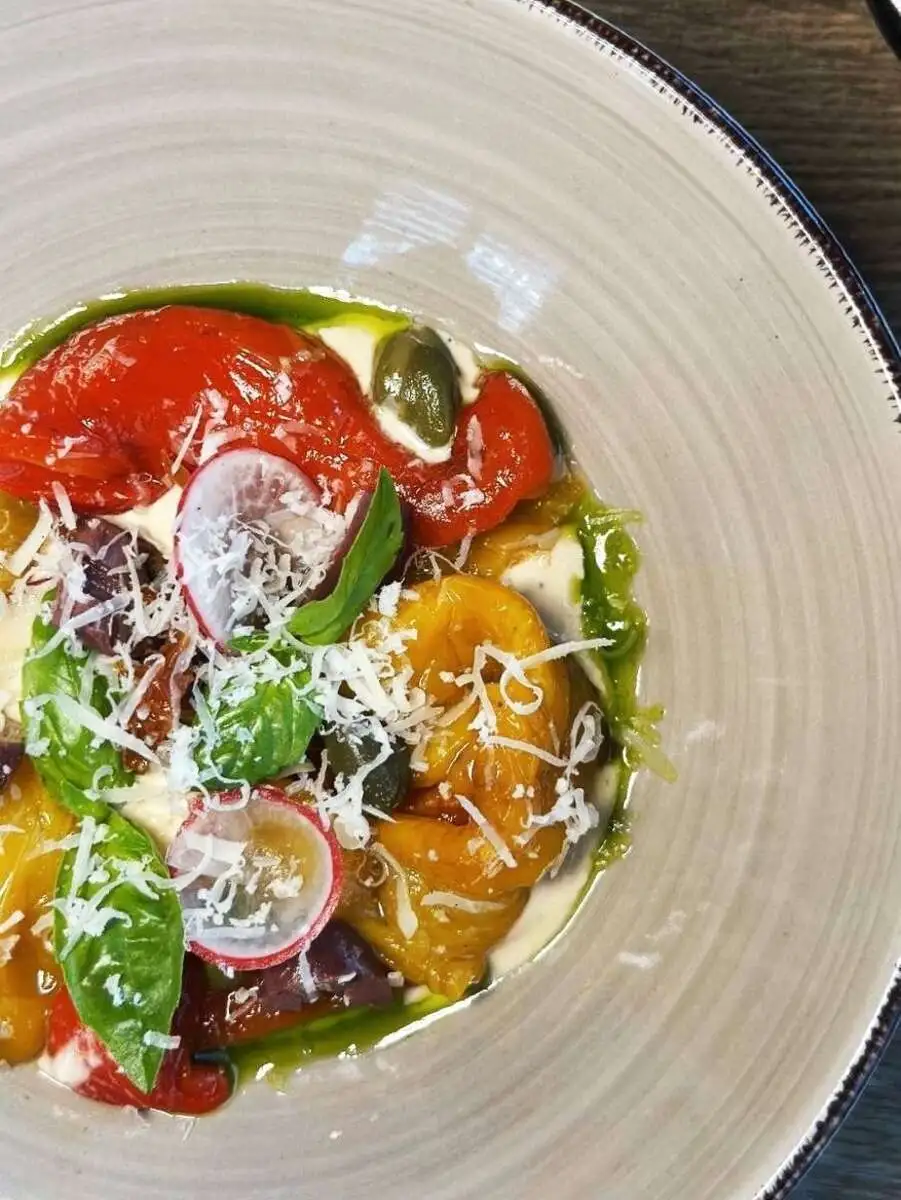 Печеные перцы с соусом тонато и каперсами