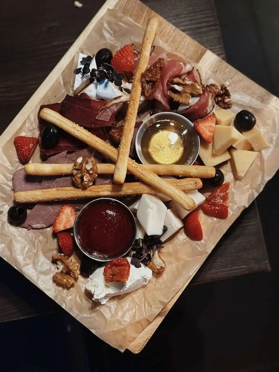 Домашние сыры и мясо к вину