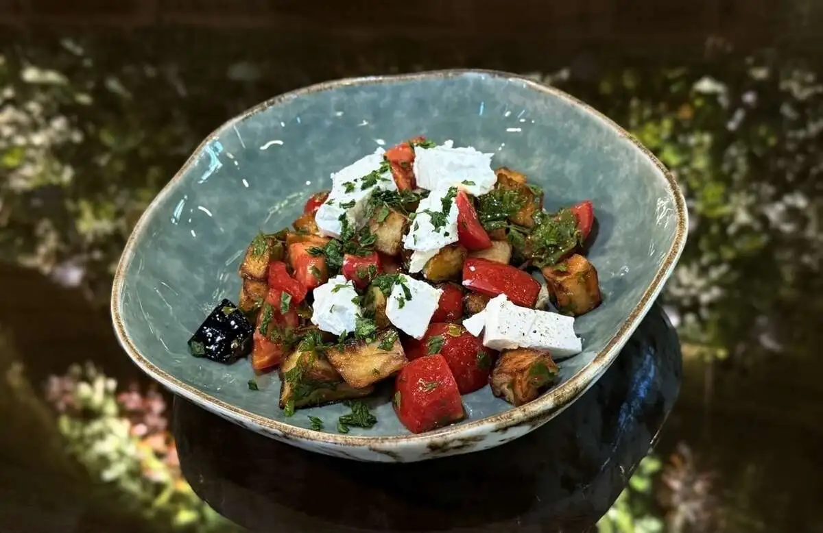 Салат с хрустящими баклажанами / Eggplant salad with feta cheese