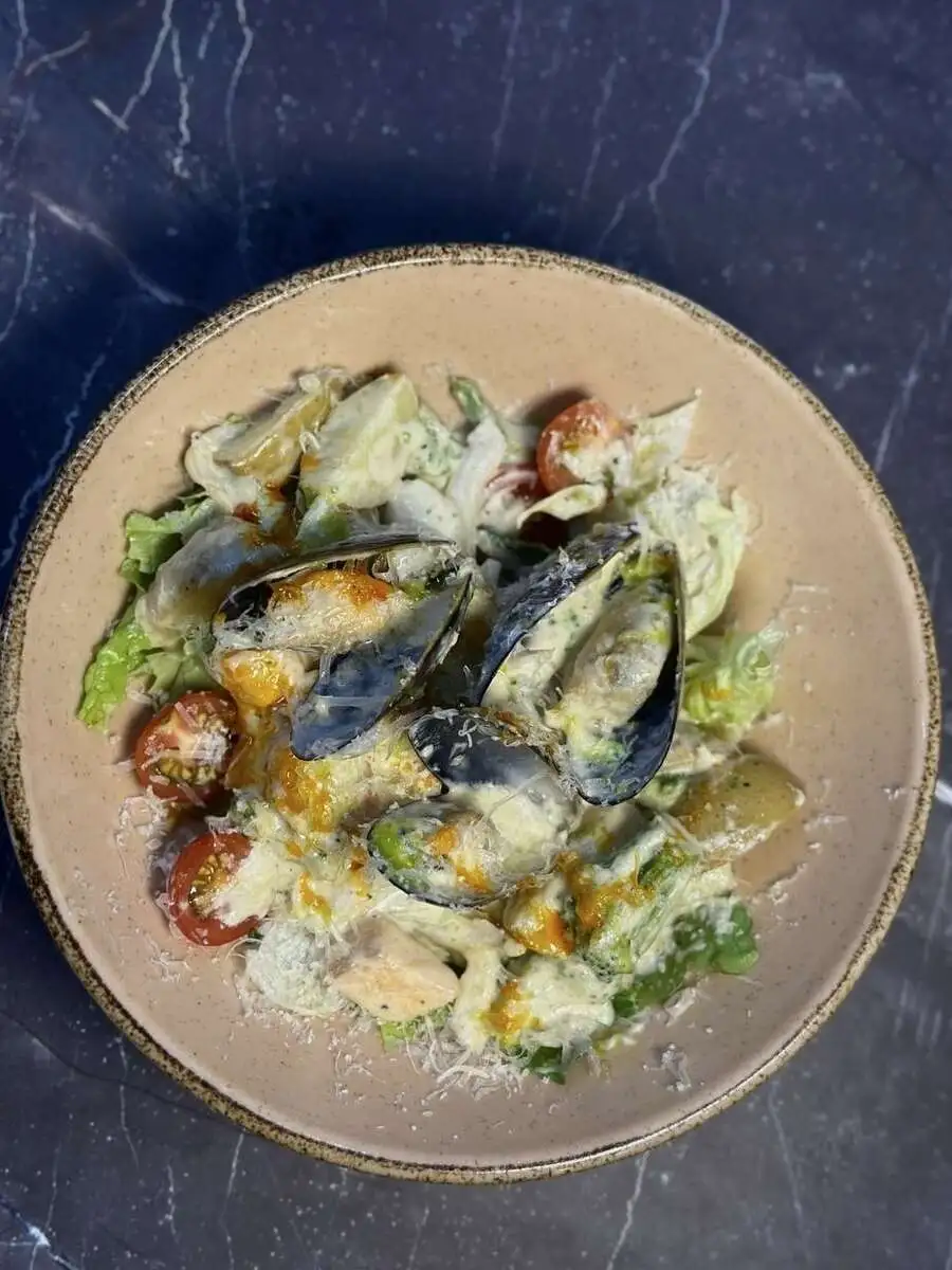 Теплый салат с морепродуктами в ореховом соусе