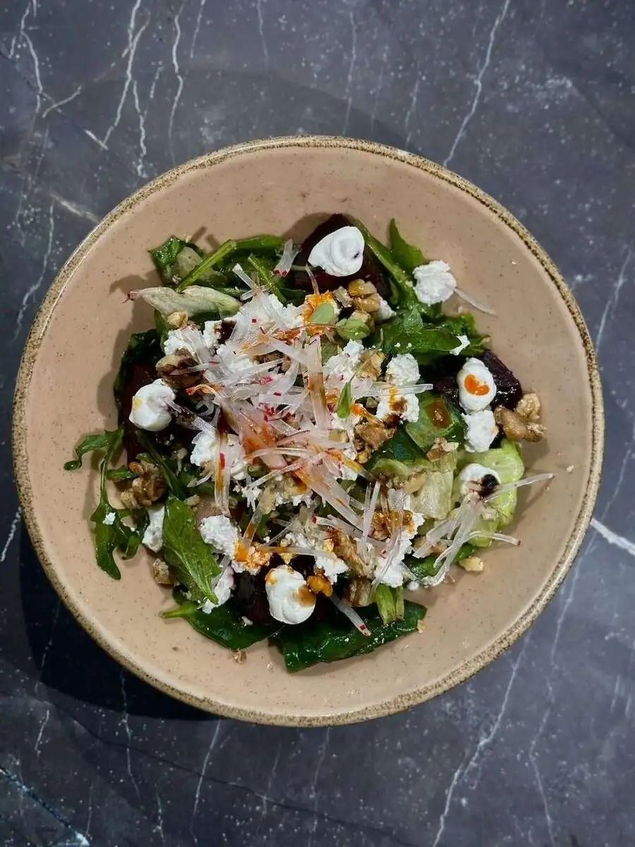 Салат с печеной свеклой, грушей  и рикоттой 