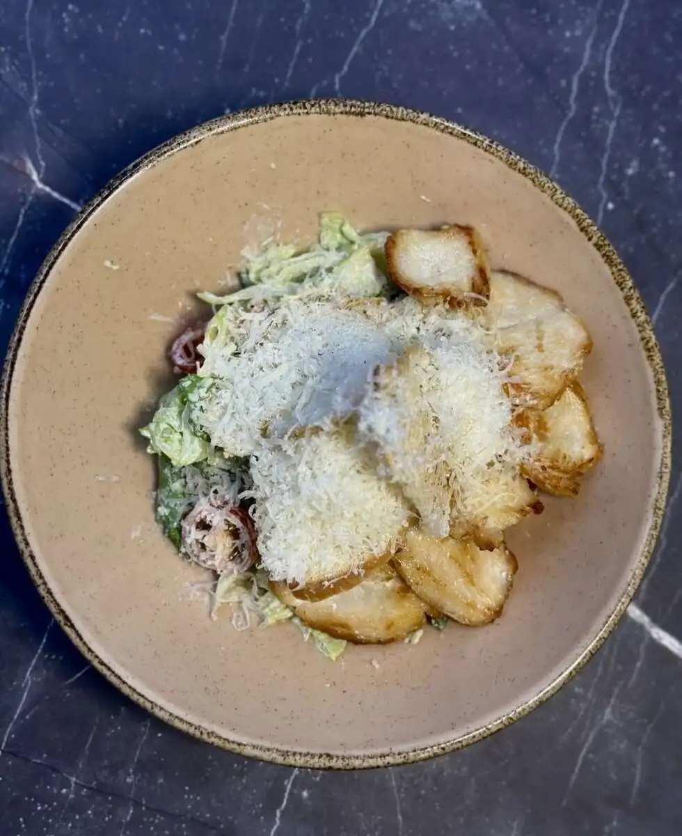 Салат цезарь с цыпленком 