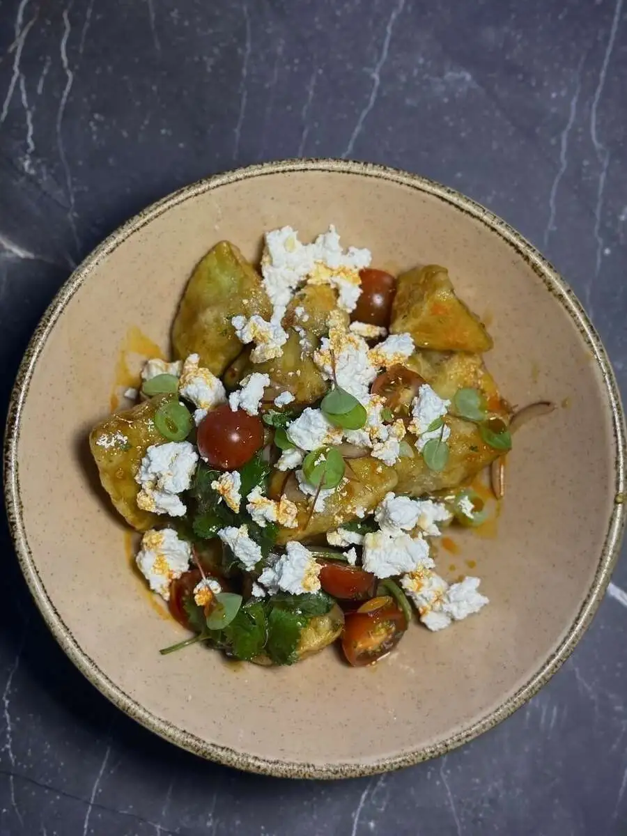 Салат с хрустящими баклажанами и рикоттой