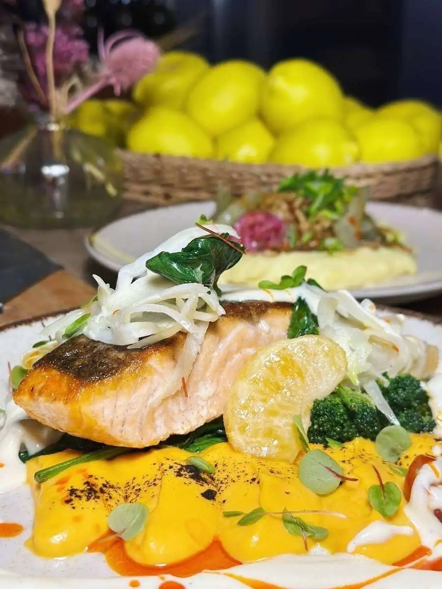 Лосось гриль с соусом белое вино