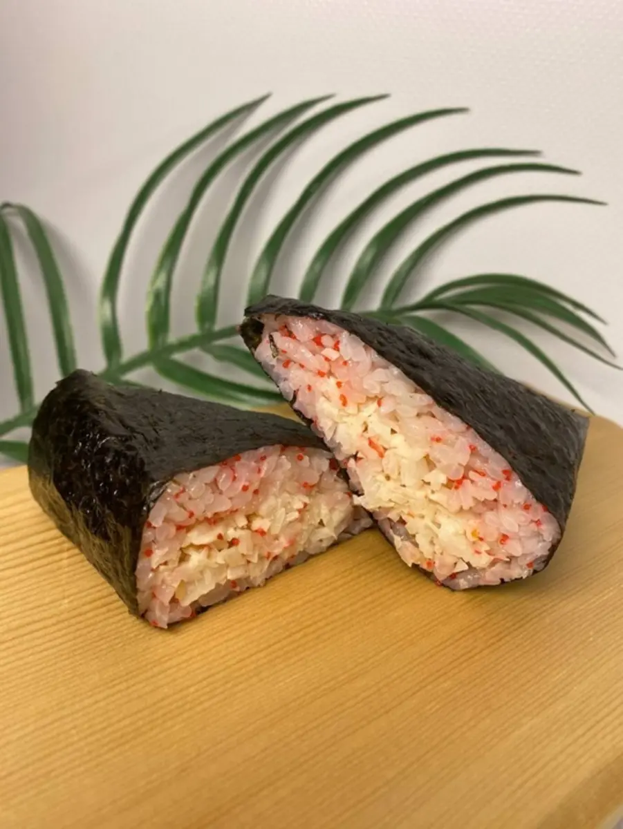 Онигири с крабом
