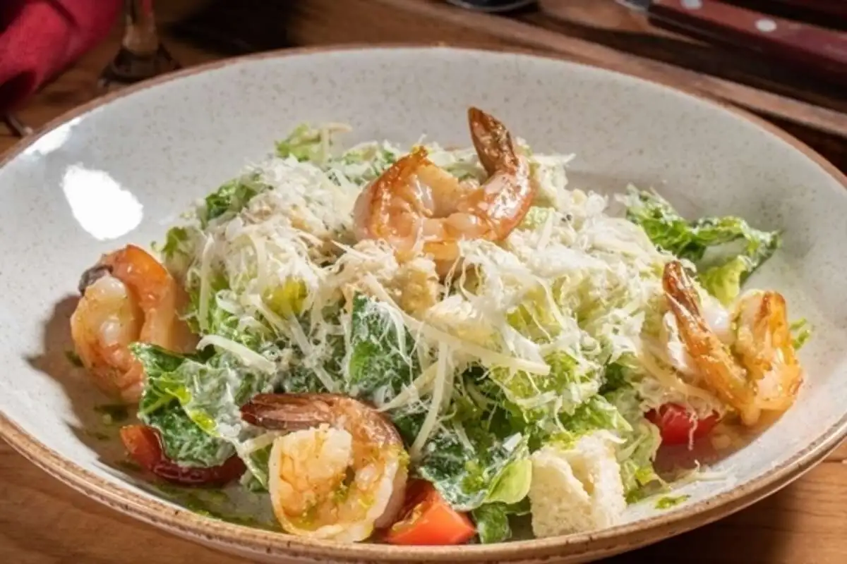 Салат цезарь с креветками 