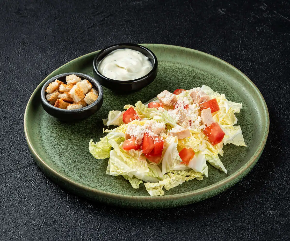 Салат Цезарь с курицей