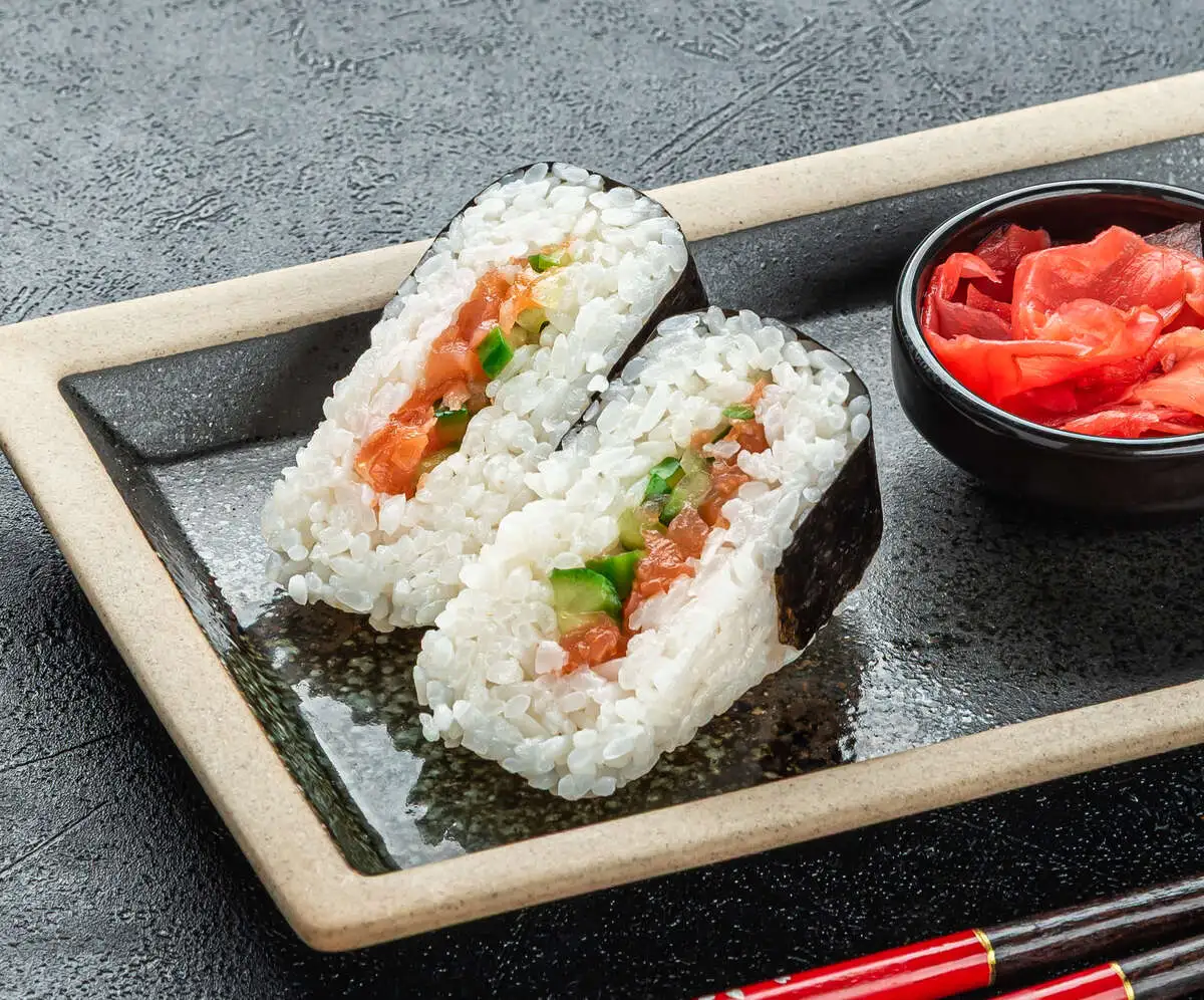 Онигири лосось