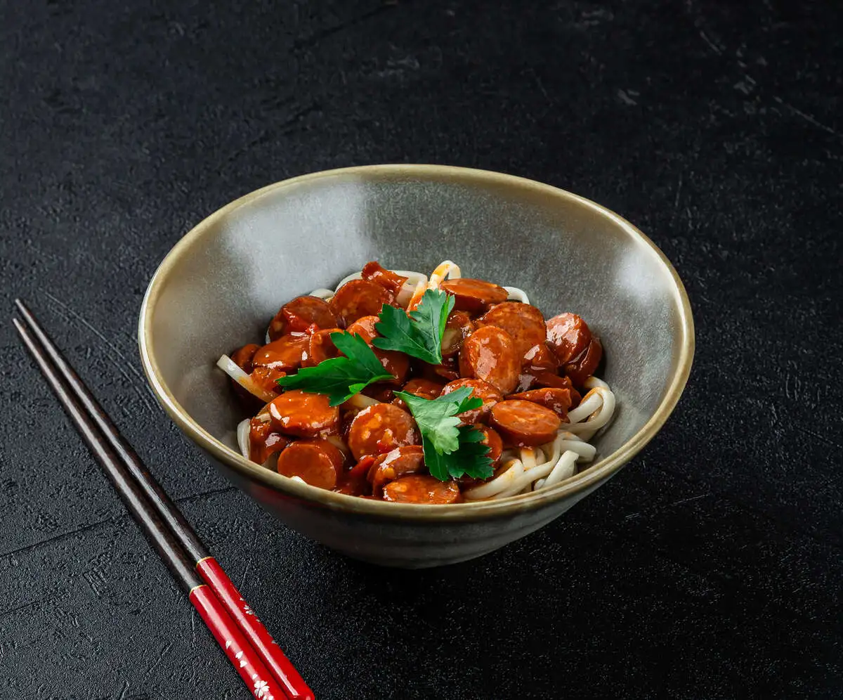 Удон острый с колбасками