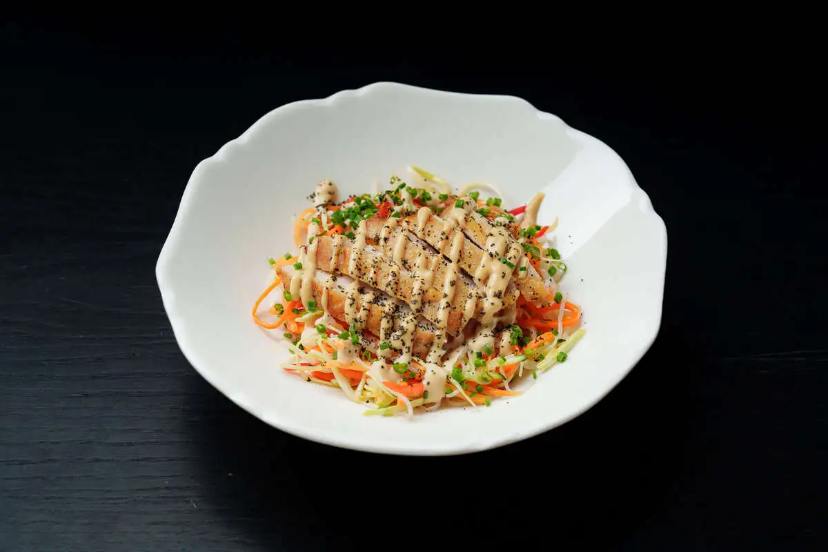 Салат с курицей и фунчозой