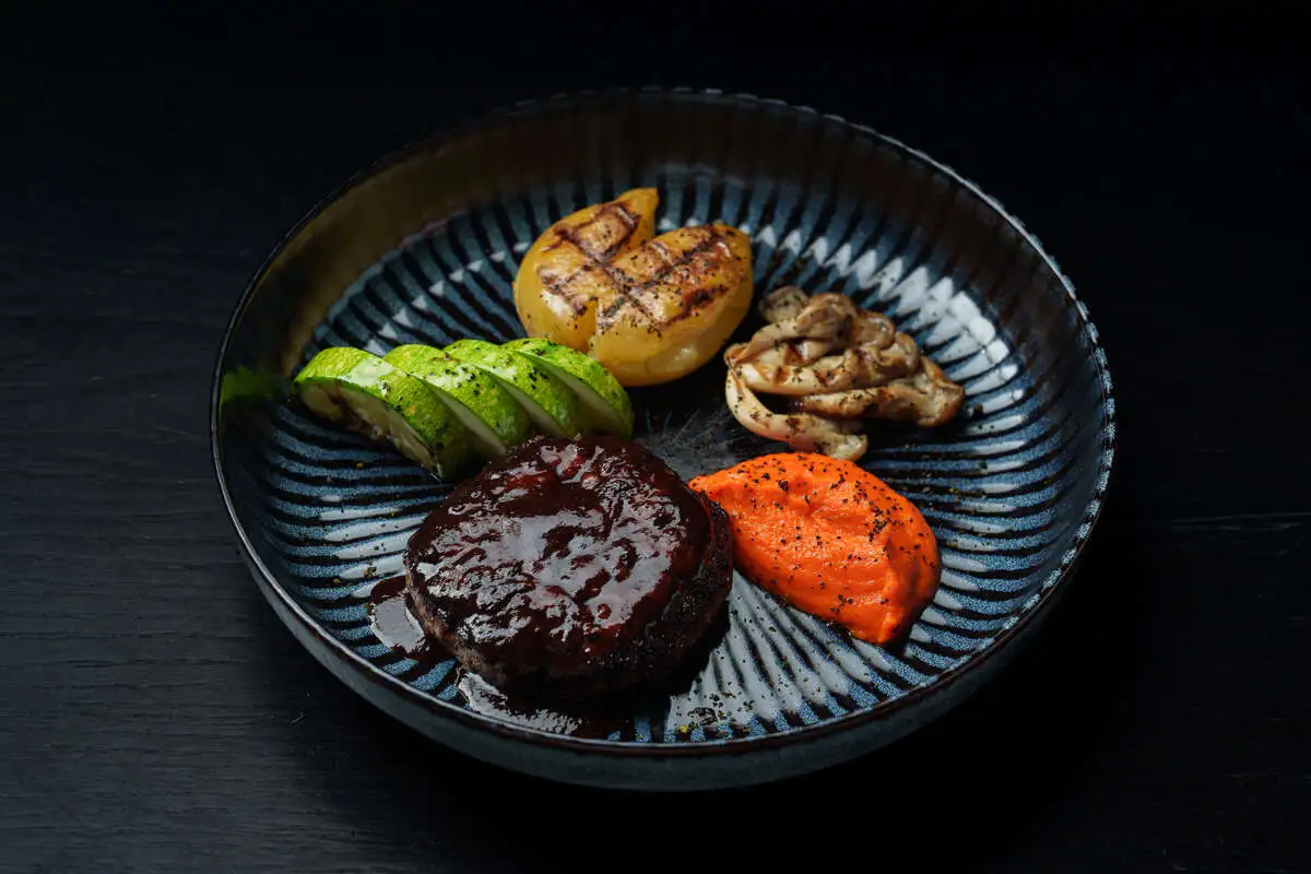 Котлета из мраморной говядины с овощами