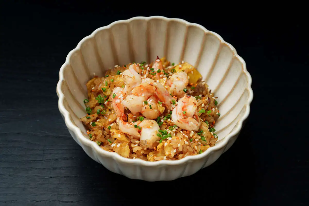 Жареный рис с вешенками и креветками