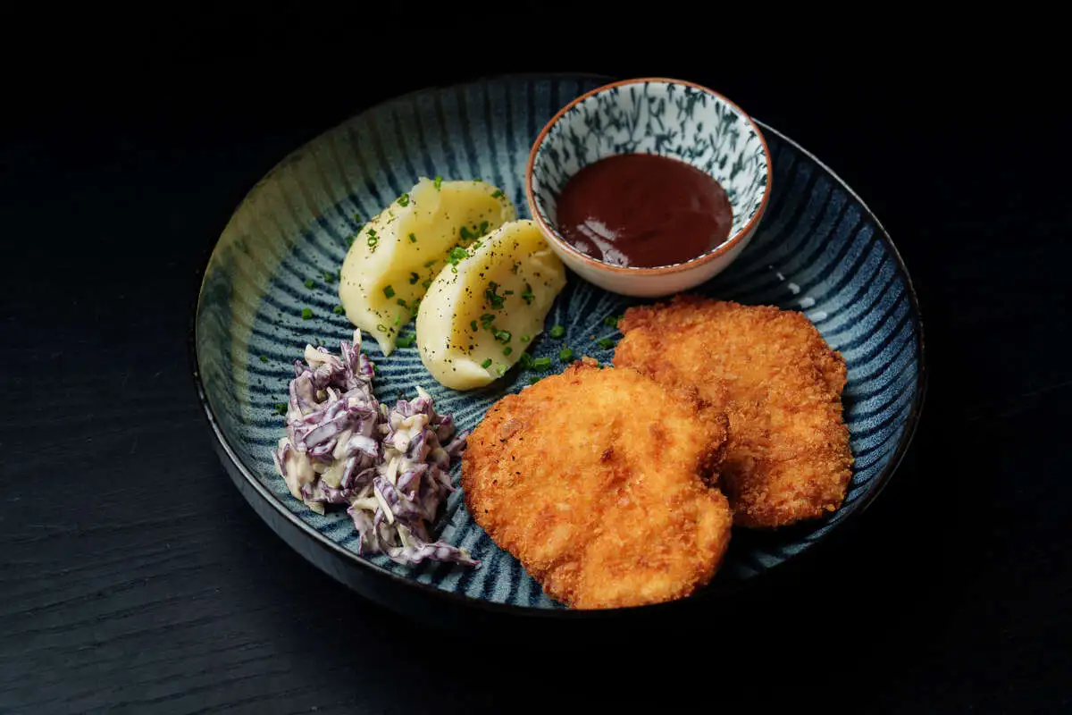 Курица кацу с картофельным пюре