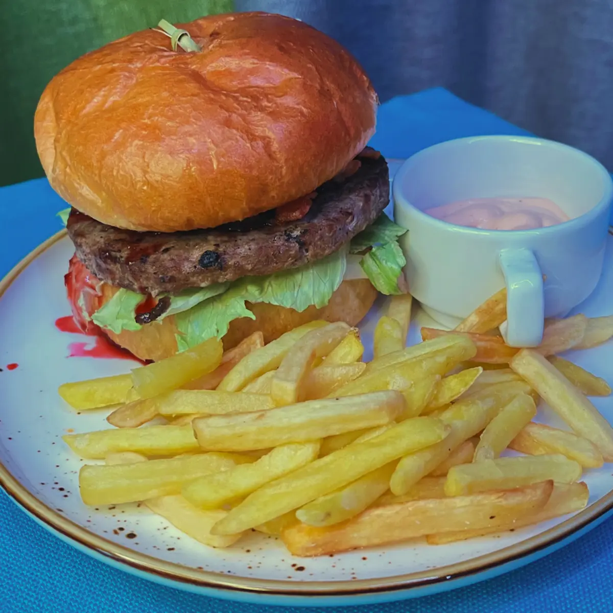 Бургер фирменный с острой вишней 