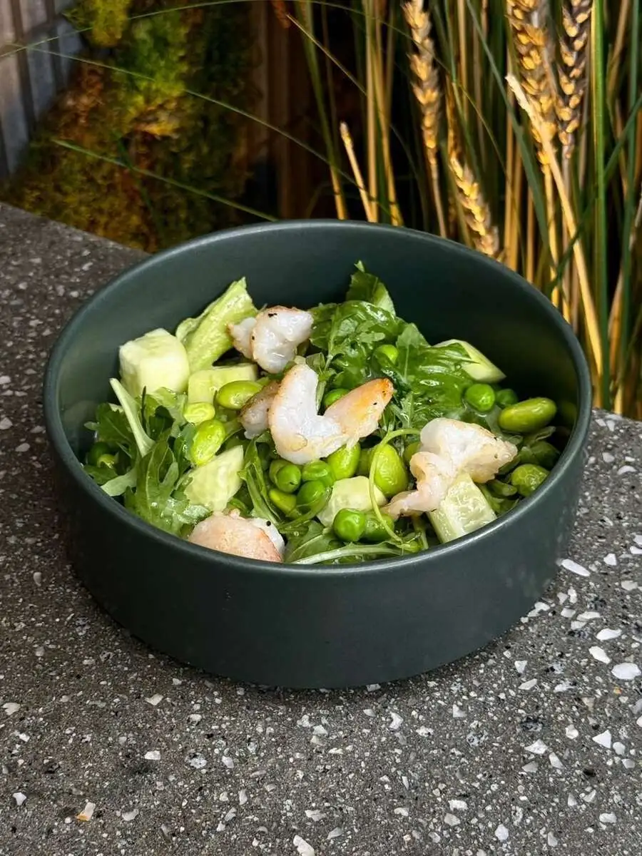 Зеленый салат с креветками и лимонным дрессингом 110гр.