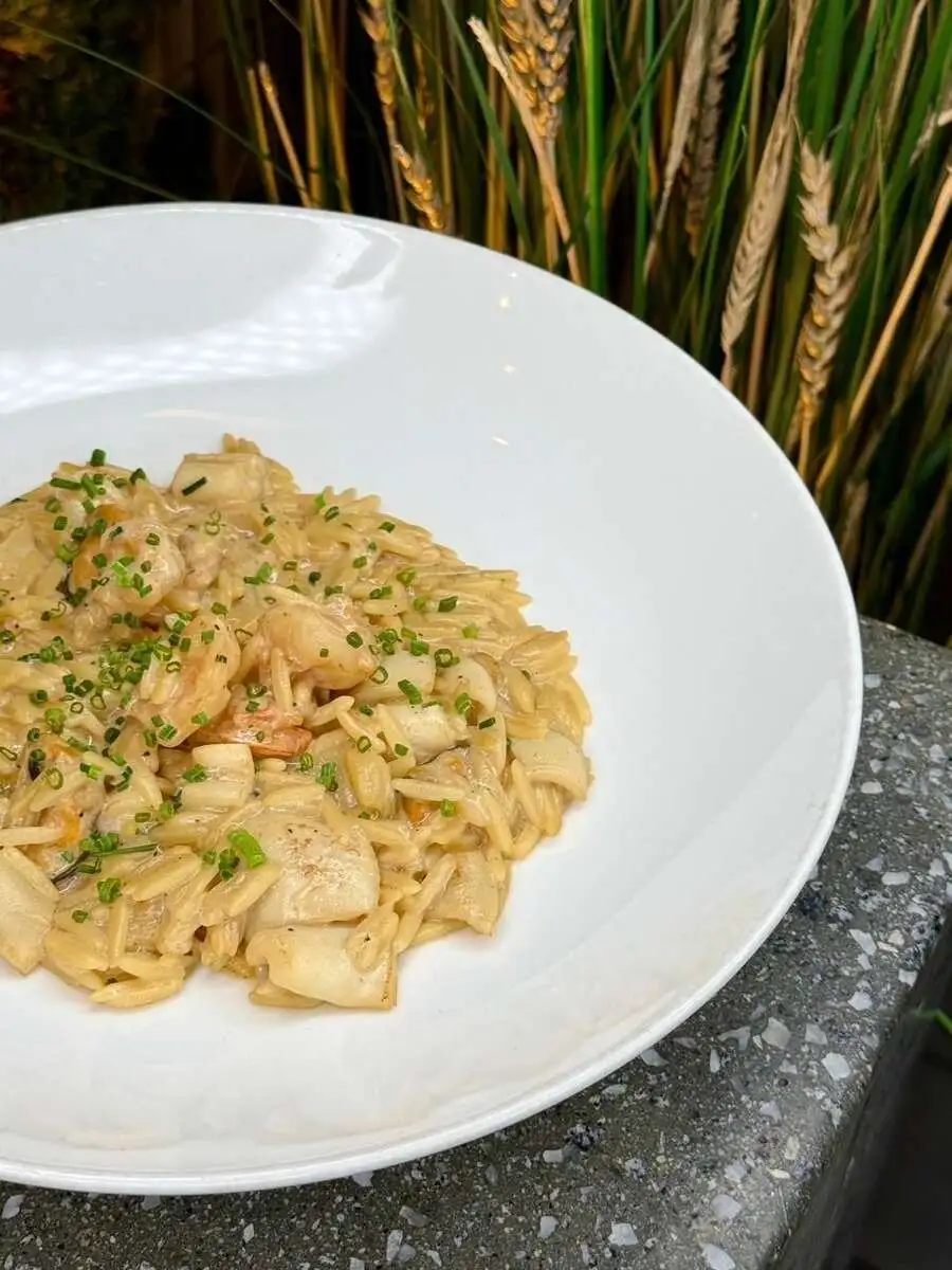 Орзо с морепродуктами в соусе из угря 250гр.