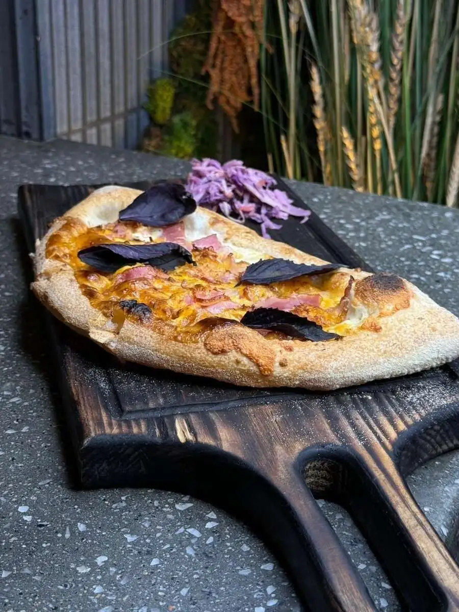 Пицца с копченым сыром и соусом карбонара 230гр.