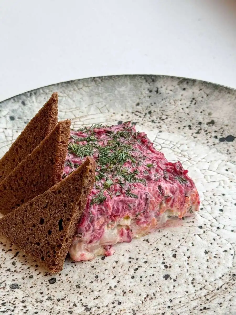 БО Сельдь под шубой с бородинским хлебом 170/20 гр.