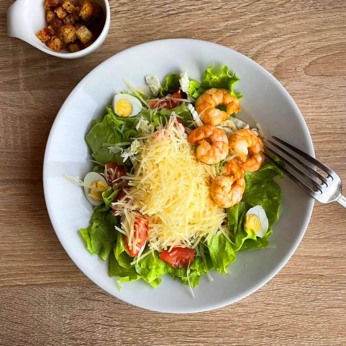 Салат Цезарь с креветками