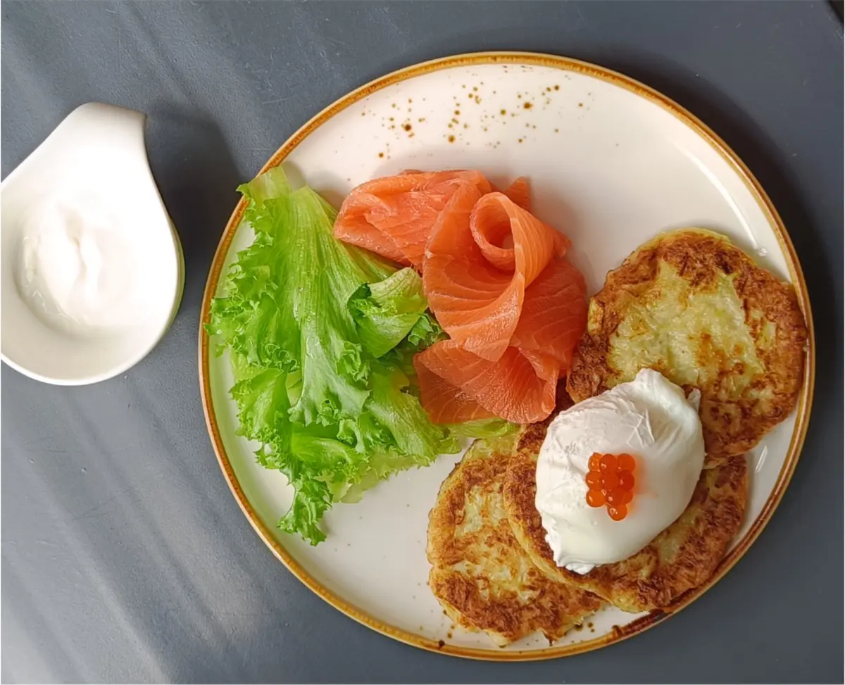 Оладьи из кабачка с форелью и яйцом пашот.