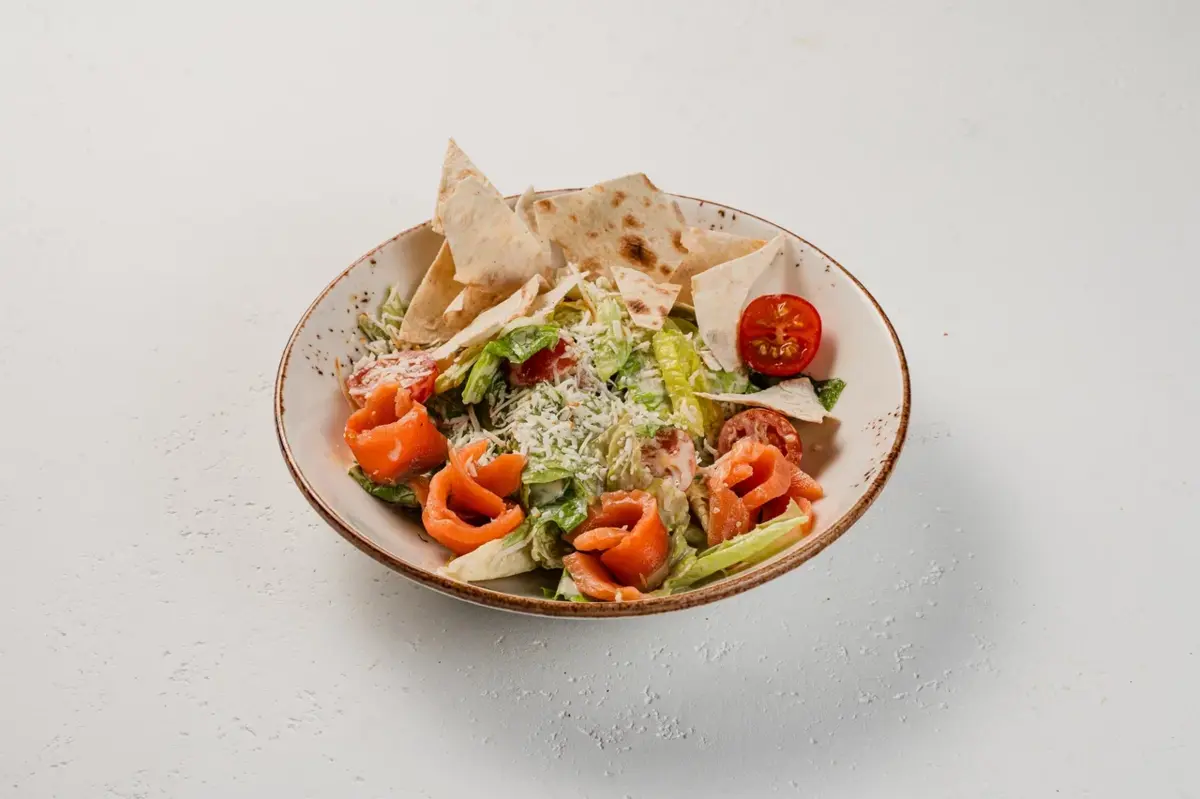 Салат Цезария с рыбой