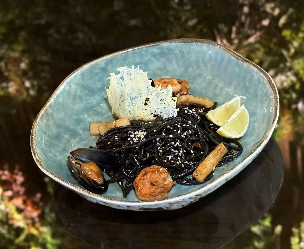 Черная паста с морепродуктами / Black pasta with seafood