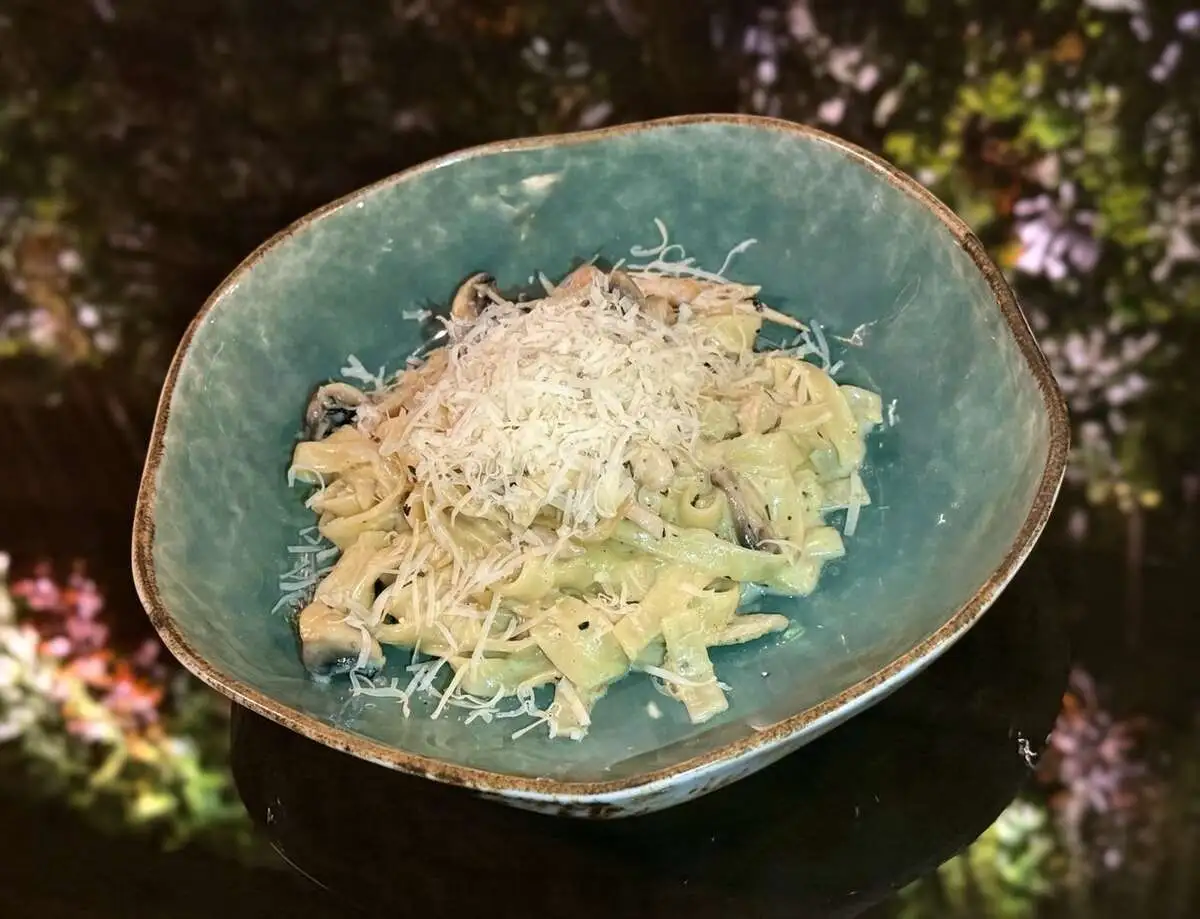 Сливочная с курицей и грибами / Pasta in creamy sauce