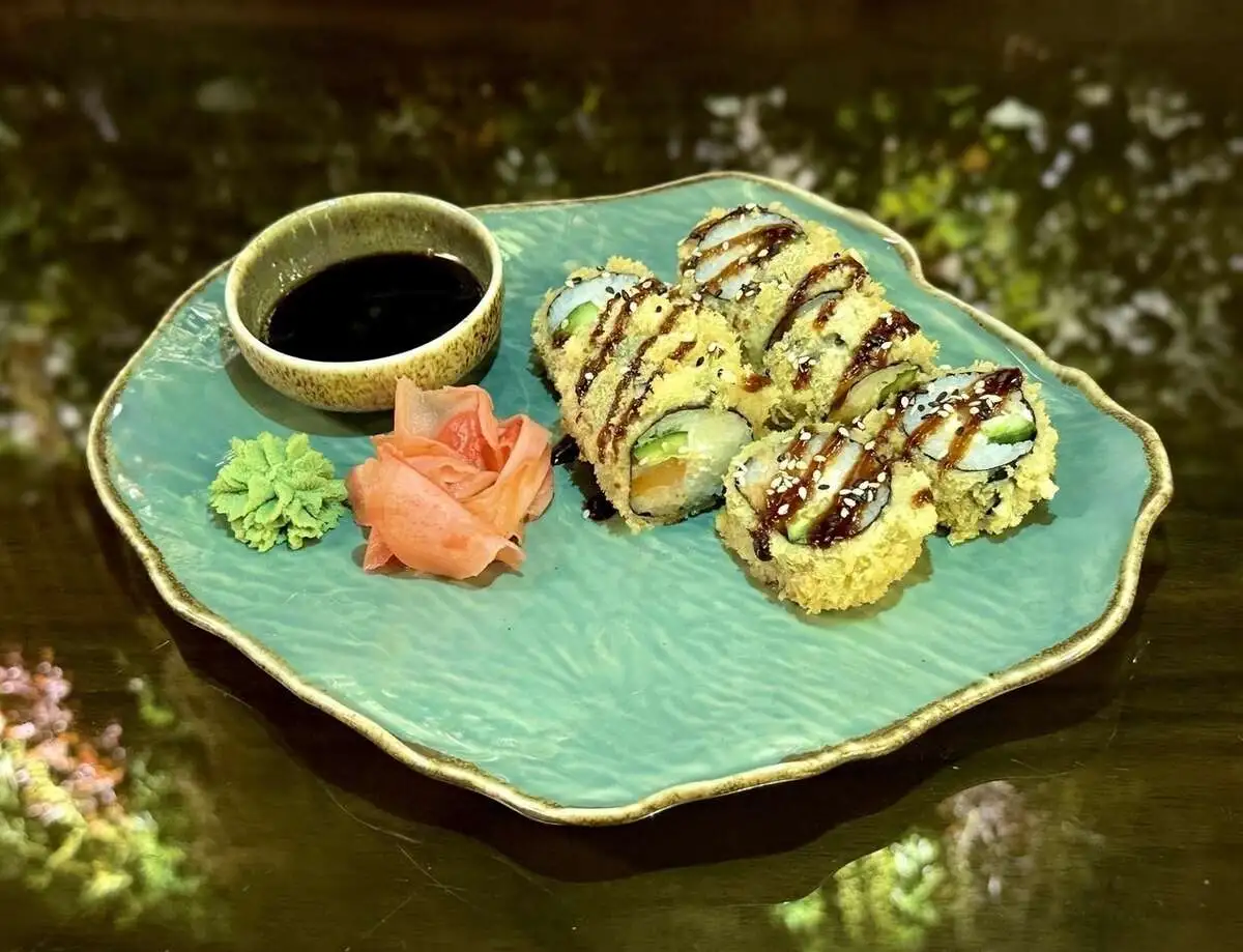 Горячий ролл с лососем / Hot roll with salmon