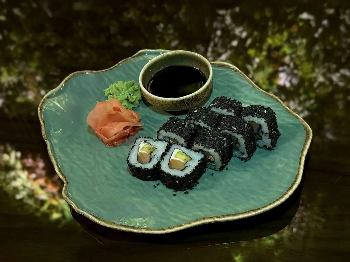 Ролл с лососем и авoкадо/Roll with salmon and avocado