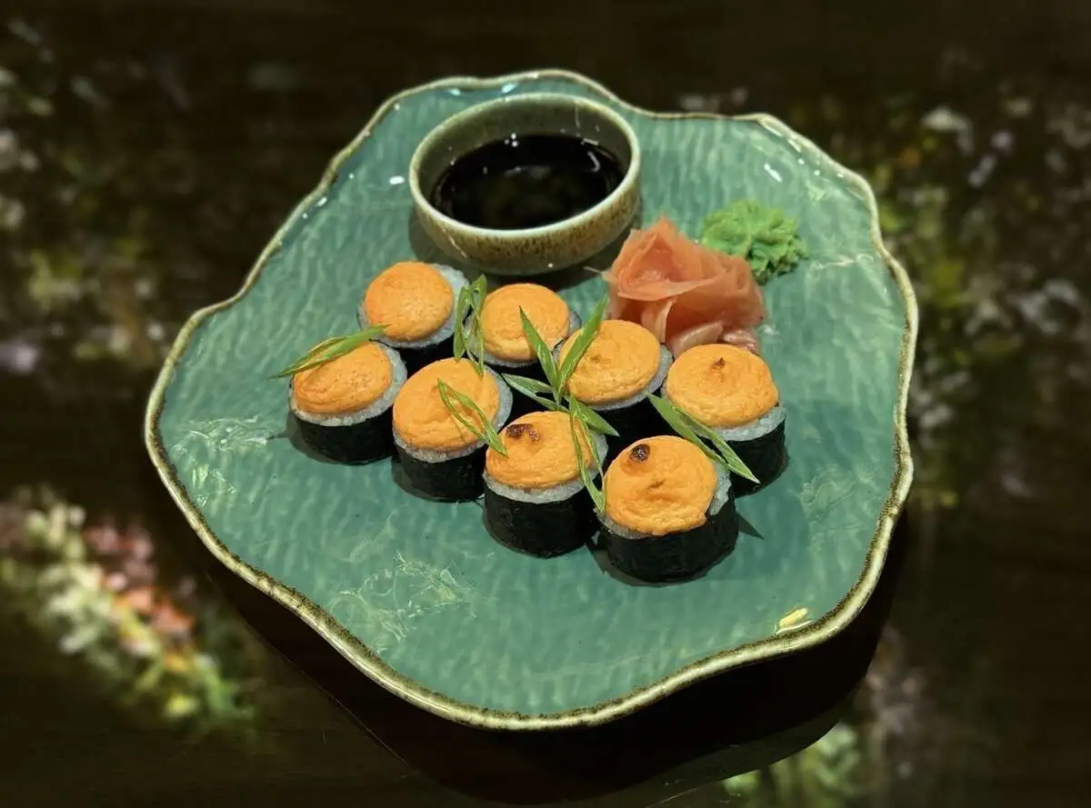 Запеченный ролл с лососем/Baked salmon roll