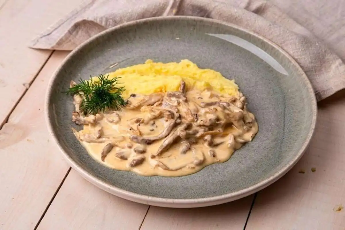 Курица в сливочном соусе с грибами