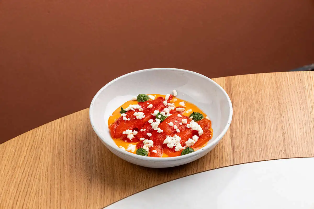 Печеные перцы, сыр фета, соус песто