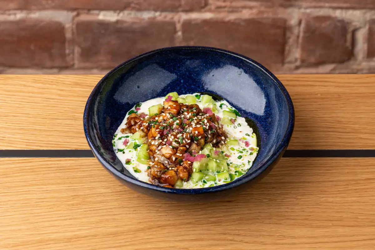 Тартар копченый угорь, страчателла, огурец