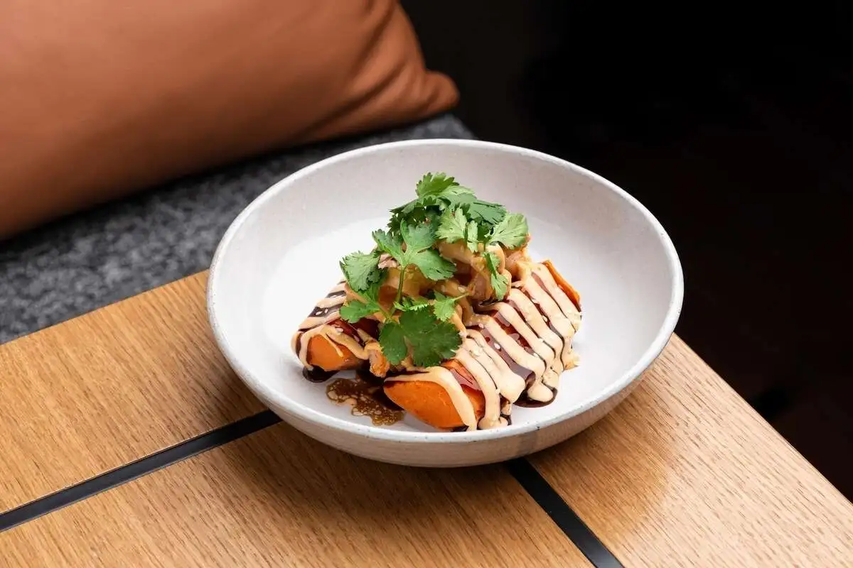 Запеченный батат, креветки, соус терияки