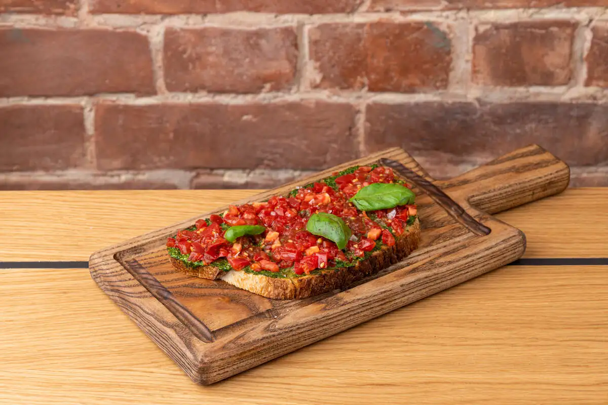 Брускетта помидоры, базилик, песто