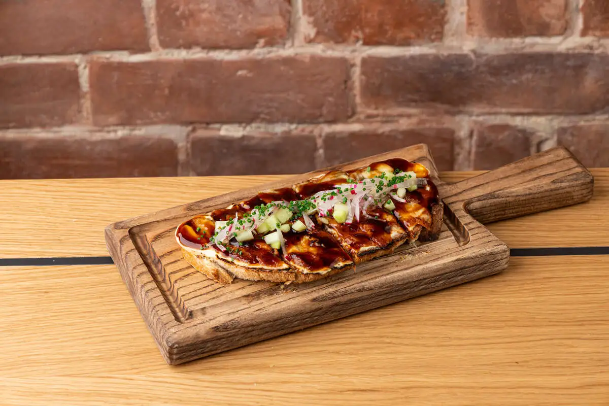 Смореброд угорь, овечий сыр, редис