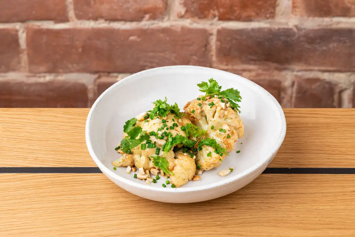 Цветная капуста, кешью, кунжутный соус