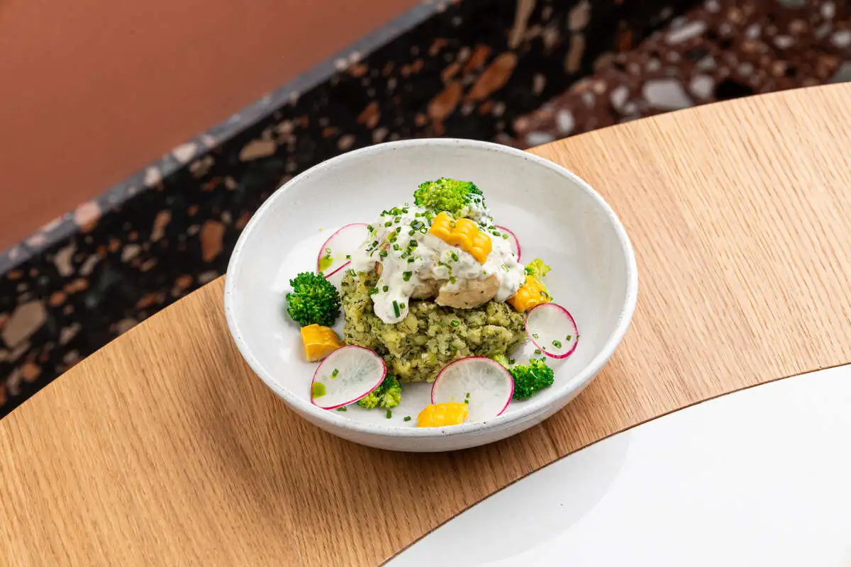 Судак и щука, толченый картофель, соус тартар