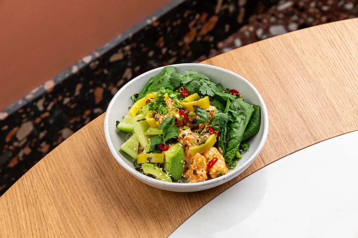 Креветки, авокадо, шпинат