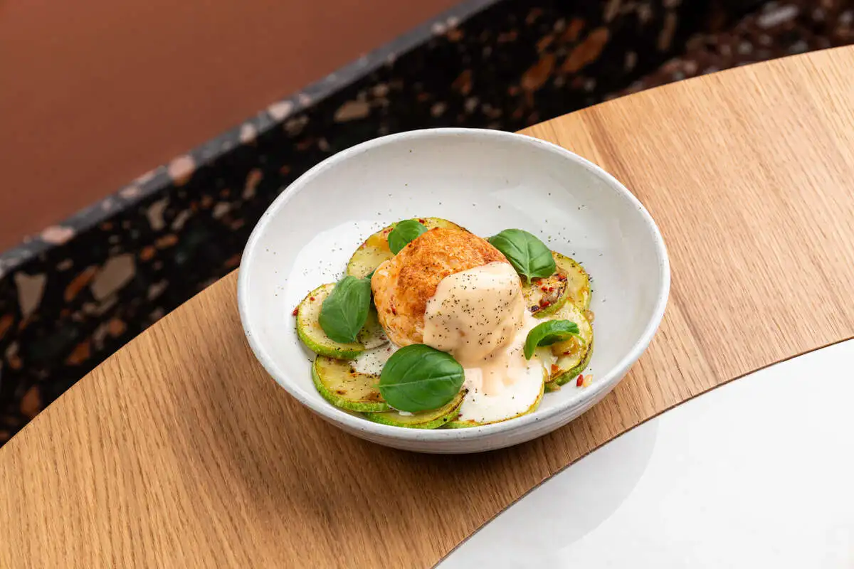 Краб-кейк, цукини, пармезан, тайский соус