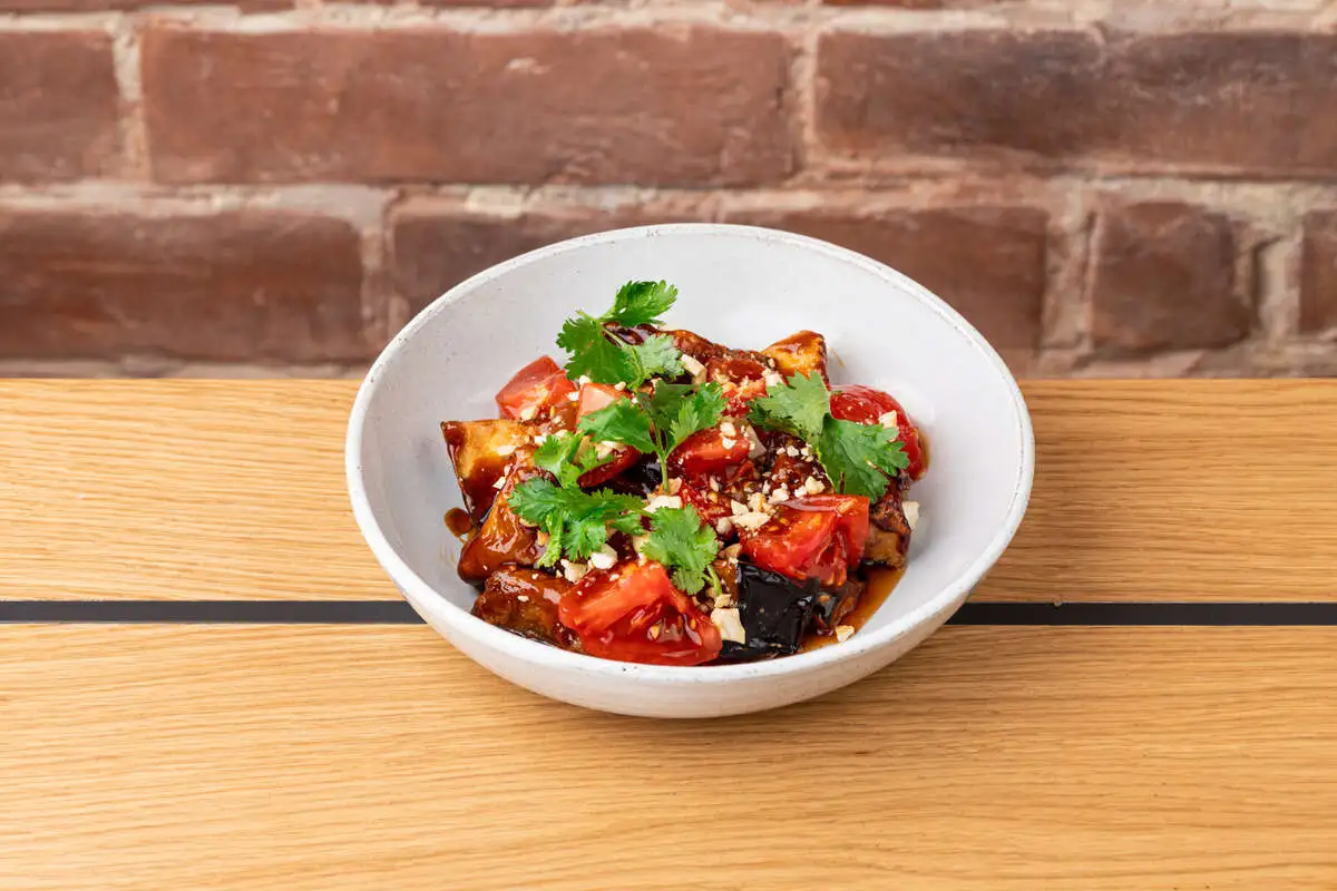 Баклажаны WOK, томаты, кешью, сладкий чили