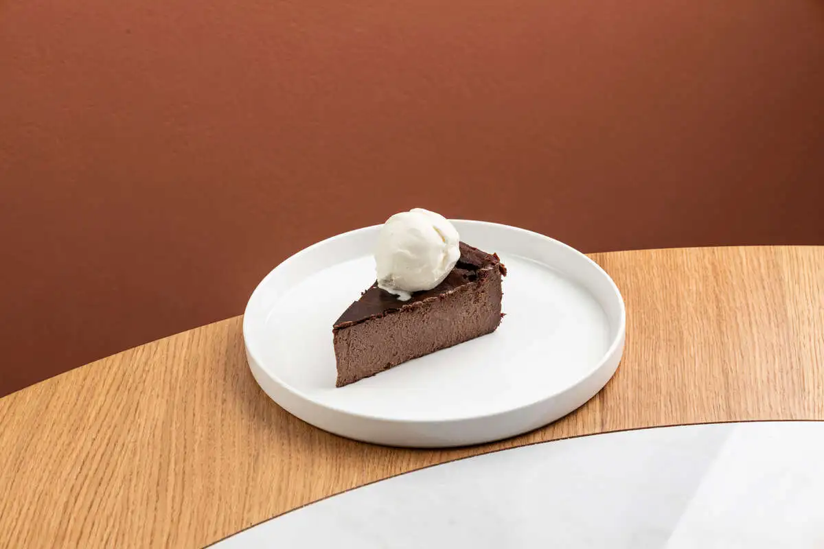 Шоколадный Сан-Себастьян с ванильным мороженым