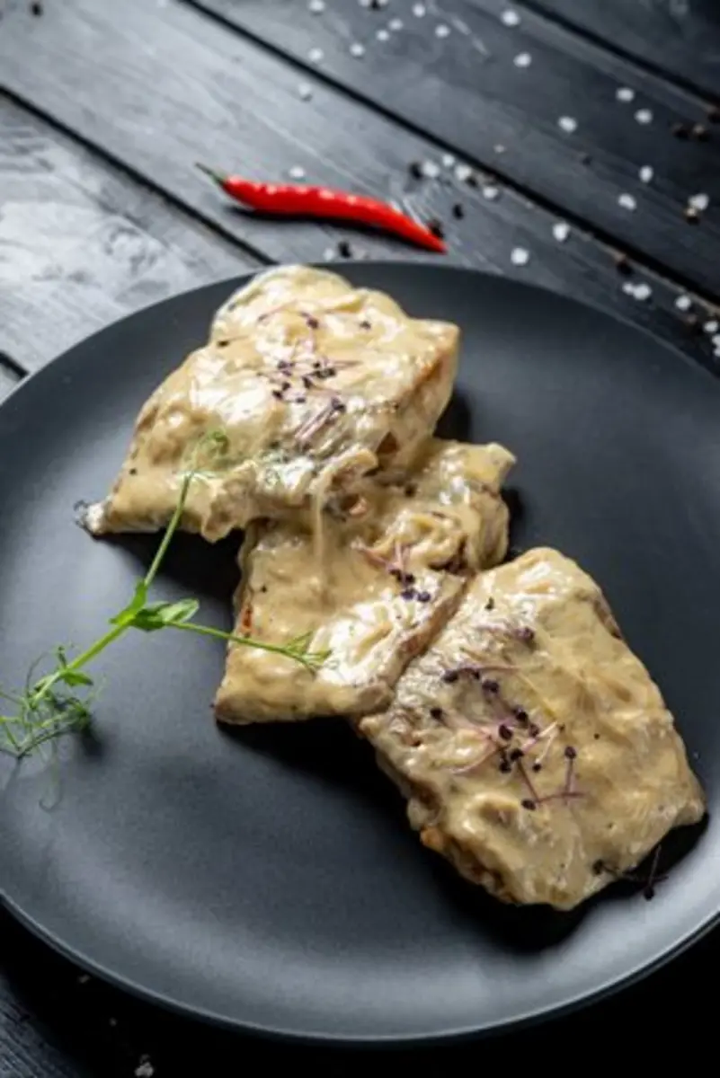 БРЮШКО САЗАНА В СМЕТАННОМ СОУСЕ