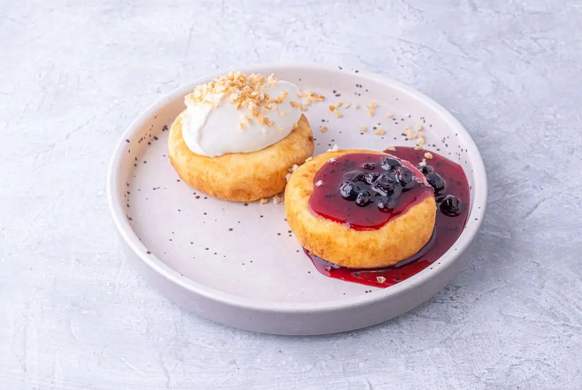 Сырники с вареньем и сметаной