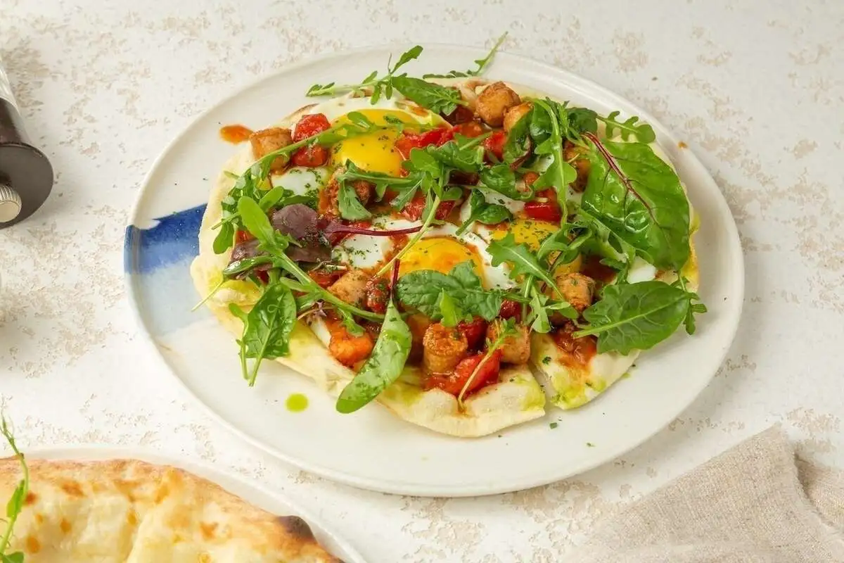 Завтрак на фокаче с колбасками