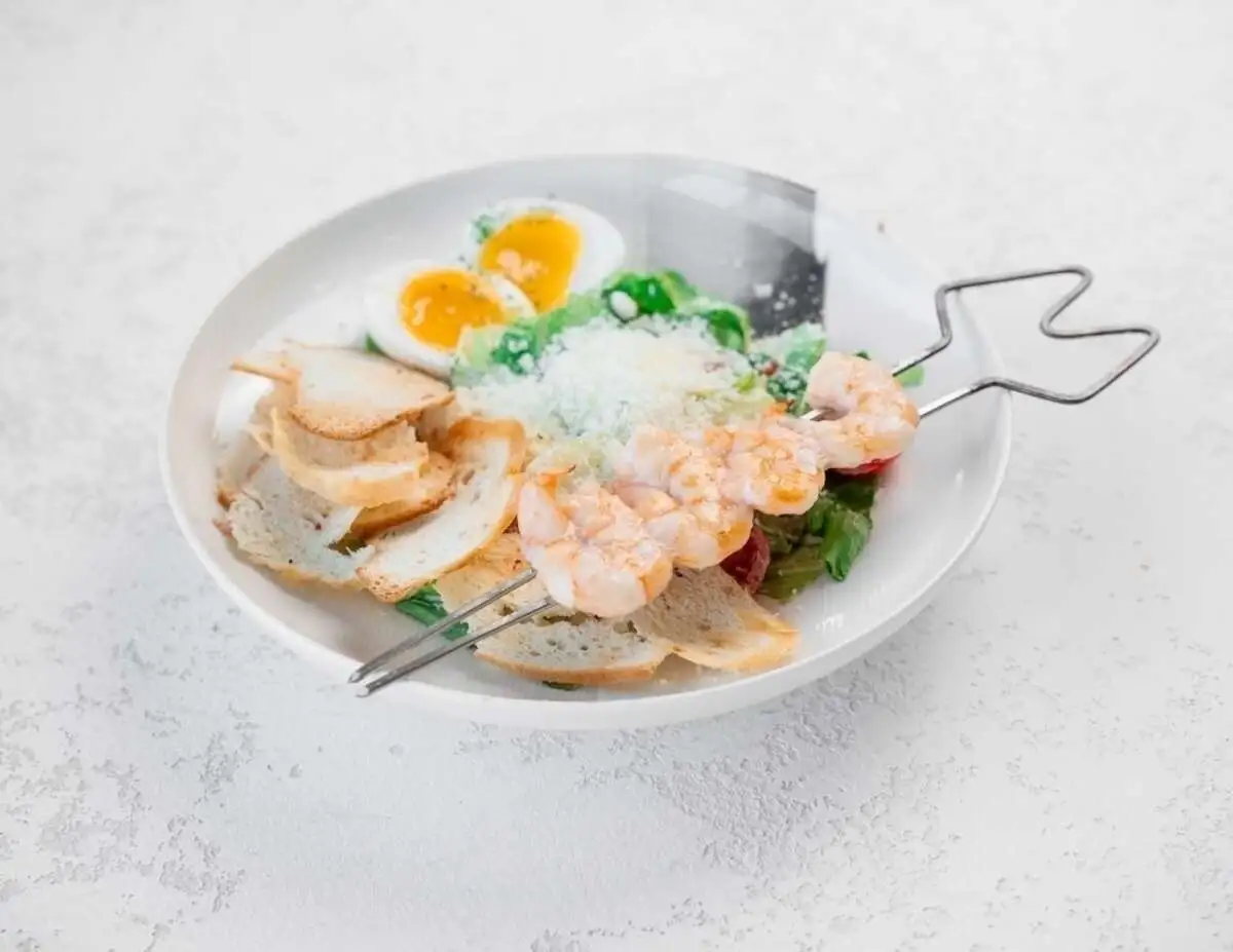 Салат Цезарь с креветками нов