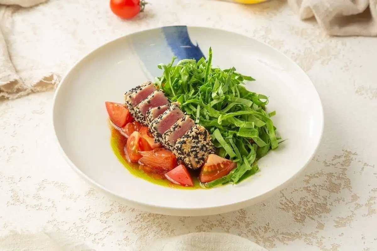 Салат с тунцом татаки