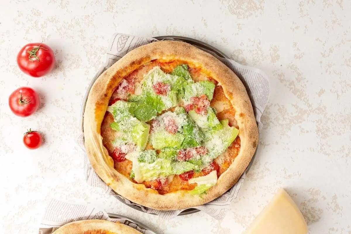 Пицца цезарь с курицей new