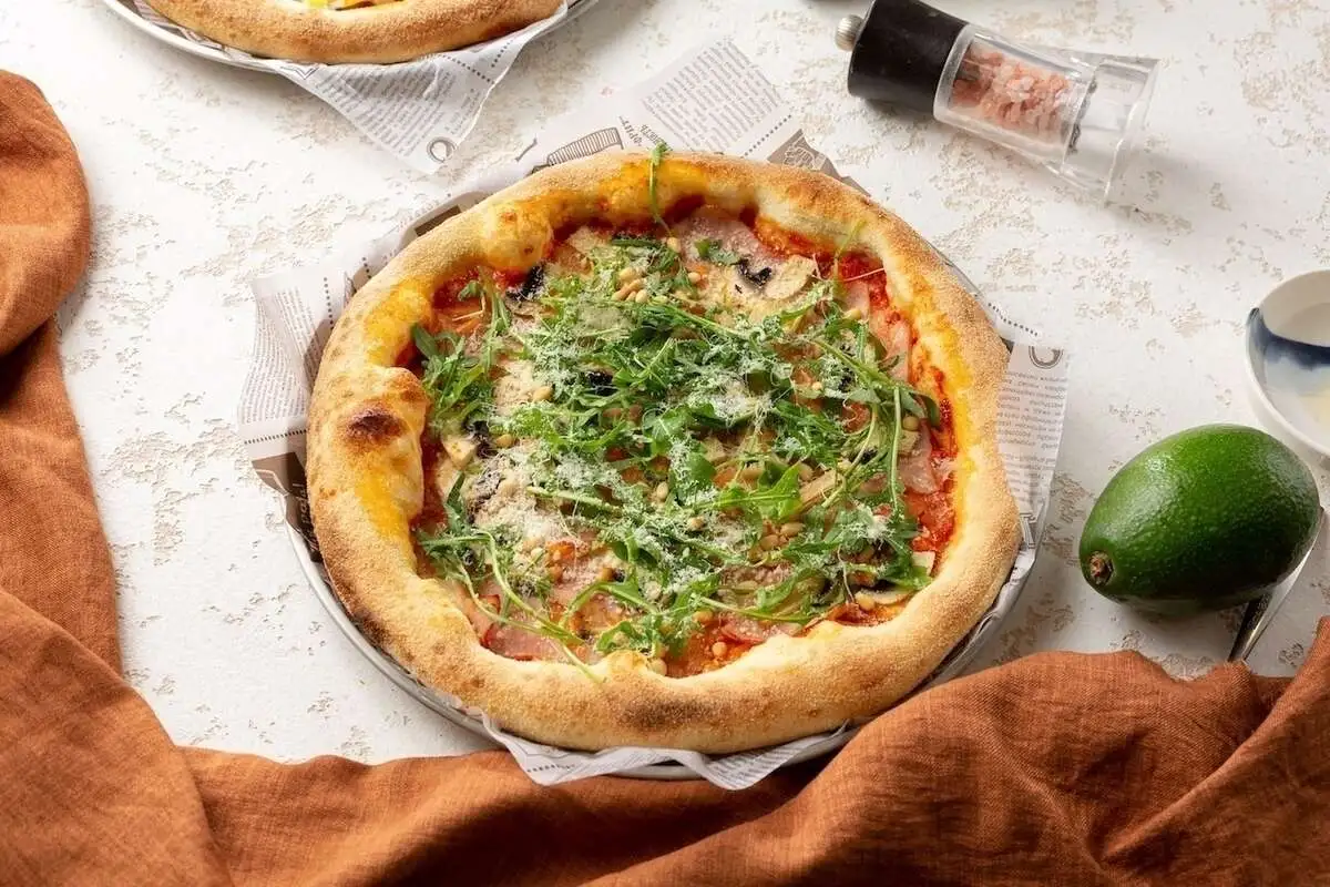 Пицца с ветчиной и грибами