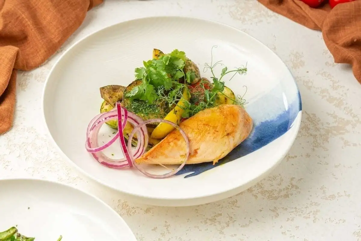 Стейк куриный с овощами